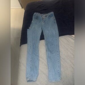 Ragged jeans, slit in the back. bottoms areusually folded but can be worn anyway